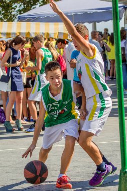 Odessa, Ukrayna -10 Eylül 2016: gençlerin şehir sokak, sokak top oynarken şenlikli seyirci tarafından çevrili. Streetbasketball kasaba Meydanı'nda. Sporcu çocuk basketbol kulübü gösteri performansları