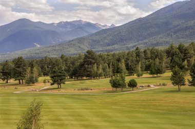 Razlık, Bulgaristan - 29 Temmuz 2016: Pirin Dağı sayısı Todorka ve Vihren en üstündeki. Güzel görünüm yeşil yaz golf sahası. Resort Razlık, Bulgaristan