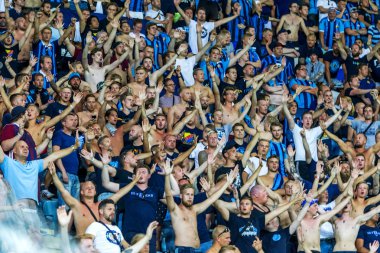 Odessa, Ukrayna - 3 Ağustos 2018: duygusal futbol taraftarları destek ekibi stadyumunda futbol kulübü Djurgardens Eğer İsveç oyun Uefa Avrupa Ligi oyun sırasında. Kalabalık futbol taraftarları Stadyumu futbol