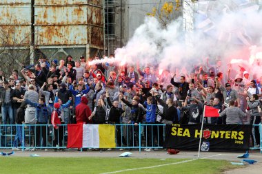 Odessa, Ukrayna - 14 Kasım 2010: Polis, kırık Kürsüsü, kavgalar, oyun alanı üzerinde havai fişek ile oyun sırasında Ultras duygusal futbol hayranları onun takımlarından Chernomorets ayaklandı