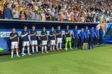 Odessa, Ukrayna - 21 Temmuz 2018: Fc Dinamo Kiev futbol takımı açılış töreninde Ukrayna Super Kupası Finalleri. Futbol sahası geçit açma sırasında futbol takımı