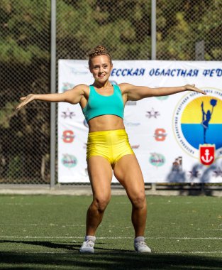 Odessa, Ukrayna - 2 Eylül 2015: Parlak dinamik özellikleri bir destek grubu Bayan spor takımı. Performans destek grubu. Parlak güzel genç kız spor dans formu parkta