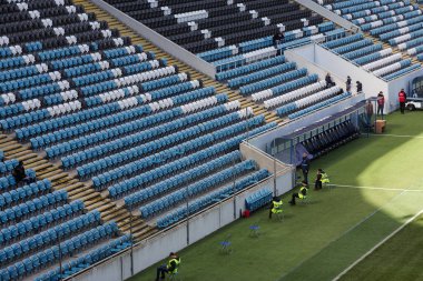 Stadyum standları boş eski plastik sandalyeler. Çok boş koltuk tribünlerde seyirci için. Boş plastik sandalye ve oturaklar futbol taraftarları için. Tribün, seyirci oyun