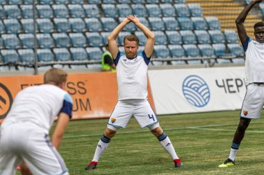 Odessa, Ukrayna - 3 Ağustos 2018: Futbolcular, Fc Djurgardens Eğer İsveç Melkemichel özcan sırasında oyun Uefa Avrupa Ligi 2018 Fc Mariupol (Ukrayna) ile futbol sahada. Futbol oyuncular Tren