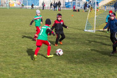 Odessa, Ukrayna 0 1 Nisan 2018: genç çocuklar için oyun spor eğitimi. Futbol futbol çocuklar için oyun. Üniformalı çalıştıran ve futbol oynarken spor kulübü, futbol oyuncuları genç oyuncular