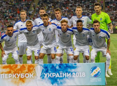 Odessa, Ukrayna - 21 Temmuz 2018: Fc Dinamo Kiev futbol takımı açılış töreninde Ukrayna Super Kupası Finalleri. Futbol sahası geçit açma sırasında futbol takımı