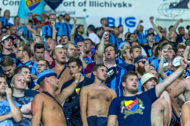 Odessa, Ukrayna - 3 Ağustos 2018: duygusal futbol taraftarları destek ekibi stadyumunda futbol kulübü Djurgardens Eğer İsveç oyun Uefa Avrupa Ligi oyun sırasında. Kalabalık futbol taraftarları Stadyumu futbol