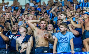 Odessa, Ukrayna - 3 Ağustos 2018: duygusal futbol taraftarları destek ekibi stadyumunda futbol kulübü Djurgardens Eğer İsveç oyun Uefa Avrupa Ligi oyun sırasında. Kalabalık futbol taraftarları Stadyumu futbol