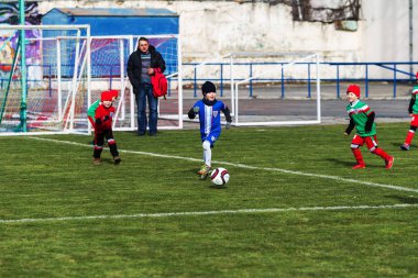 Odessa, Ukrayna 0 1 Nisan 2018: genç çocuklar için oyun spor eğitimi. Futbol futbol çocuklar için oyun. Üniformalı çalıştıran ve futbol oynarken spor kulübü, futbol oyuncuları genç oyuncular