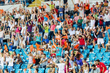 Odessa, Ukrayna - 14 Ağustos, 2015: futbol taraftarları ve seyirci stadyum standları duygusal Fc Shakhtar (Donetsk) - Dnipro (Dnipropetrovsk) oyun sırasında onların takım destekler. Major League. Ukrayna Kupası