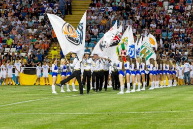 Odessa, Ukrayna - 15 Haziran 2017: Güzel genç kızlar amigo takımının performansını Futbol Şampiyonası açılış sırasında. Takım performansı amigo Stadyumu'nun çim sahada