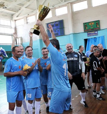 Odessa, Ukrayna -11 Eylül 2016: Ukrayna Kupası Futsal Gaziler 40 + ve 60 +. Spor madalya kazananlar. Spor takımları gazileri. Zafer sevinci