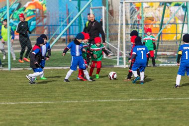 Odessa, Ukrayna 0 1 Nisan 2018: genç çocuklar için oyun spor eğitimi. Futbol futbol çocuklar için oyun. Üniformalı çalıştıran ve futbol oynarken spor kulübü, futbol oyuncuları genç oyuncular