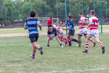Odessa, Ukrayna - 26 Mayıs 2018: Ukrayna Kupası Politechnik - Odessa ve Credo - 65 Odessa (kırmızı). Rugby topu için oyuncuların yoğun mücadele. Yeşil alan stadyum üzerinde dinamik oyun