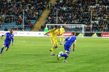 Odessa, Ukrayna -24 Mart 2016: Dostluk maçı (sarı) Ukrayna Millî Futbol takımı ve Kıbrıs (mavi) Milli takımı arasında. Yoğun maç oyun an.