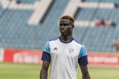 Odessa, Ukrayna - 3 Ağustos 2018: Futbolcular, Fc Djurgardens Eğer İsveç Melkemichel özcan sırasında oyun Uefa Avrupa Ligi 2018 Fc Mariupol (Ukrayna) ile futbol sahada. Futbol oyuncular Tren