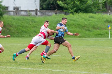 Odessa, Ukrayna - 26 Mayıs 2018: Ukrayna Kupası Politechnik - Odessa ve Credo - 65 Odessa (kırmızı). Rugby topu için oyuncuların yoğun mücadele. Yeşil alan stadyum üzerinde dinamik oyun