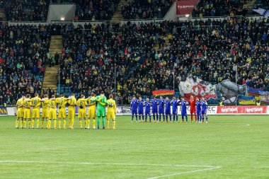 Odessa, Ukrayna -24 Mart 2016: Dostluk maçı (sarı) Ukrayna Millî Futbol takımı ve Kıbrıs (mavi) Milli takımı arasında. Yoğun maç oyun an.