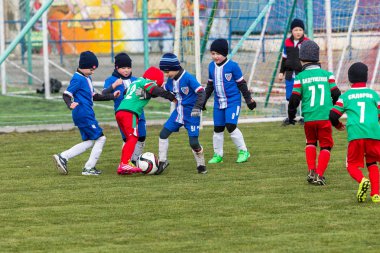 Odessa, Ukrayna 0 1 Nisan 2018: genç çocuklar için oyun spor eğitimi. Futbol futbol çocuklar için oyun. Üniformalı çalıştıran ve futbol oynarken spor kulübü, futbol oyuncuları genç oyuncular