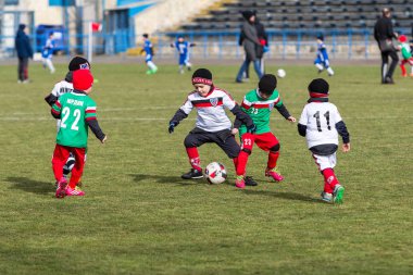 Odessa, Ukrayna 0 1 Nisan 2018: genç çocuklar için oyun spor eğitimi. Futbol futbol çocuklar için oyun. Üniformalı çalıştıran ve futbol oynarken spor kulübü, futbol oyuncuları genç oyuncular