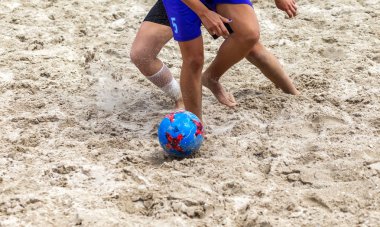 Odessa, Ukrayna-Temmuz 22, 2018: Beach Futbol Şampiyonası sahilde amatör kadınlar arasında. Kum plaj futbolu. Bir şehir plaj kum üzerinde plaj futbolu oynayan genç güzel kız