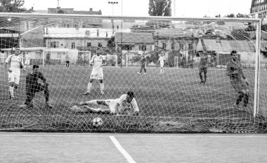 Odessa, Ukrayna - 19 Eylül 2016: Ukrayna'nın futbol Kupası. Oyun ikinci lig takımları. Arkadan aydınlatmalı arka kapısı net üzerinden güzel golü. İktidarsızlık kaleci koruma kapısı