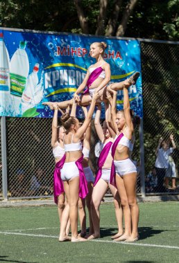 Odessa, Ukrayna - 2 Eylül 2015: Parlak dinamik özellikleri bir destek grubu Bayan spor takımı. Performans destek grubu. Parlak güzel genç kız spor dans formu parkta