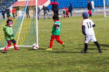 Odessa, Ukrayna 0 1 Nisan 2018: genç çocuklar için oyun spor eğitimi. Futbol futbol çocuklar için oyun. Üniformalı çalıştıran ve futbol oynarken spor kulübü, futbol oyuncuları genç oyuncular
