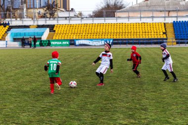 Odessa, Ukrayna 0 1 Nisan 2018: genç çocuklar için oyun spor eğitimi. Futbol futbol çocuklar için oyun. Üniformalı çalıştıran ve futbol oynarken spor kulübü, futbol oyuncuları genç oyuncular
