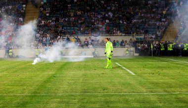 Odessa, Ukrayna - Temmuz 15,2017: Foxtrot süper kupa. Madenci - Dinamo. Fanatik heyecanlı hayranları ile havai fişek. Taraftar standları yanık yangında sevinirler ve çırpmaya başlar. Petards stadyum alanında oyun parçaladı