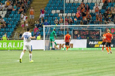Odessa, Ukrayna - 14 Ağustos 2015: Fc Shakhtar Donetsk ve Fc Dnipro Dnipropetrovsk Ukrayna Kupası maçında top için kavga ediyorlar. Ayrıntı oyunun.