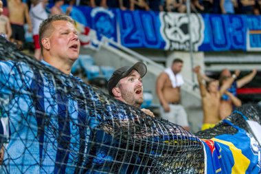 Odessa, Ukrayna - 3 Ağustos 2018: duygusal futbol taraftarları destek ekibi stadyumunda futbol kulübü Djurgardens Eğer İsveç oyun Uefa Avrupa Ligi oyun sırasında. Kalabalık futbol taraftarları Stadyumu futbol