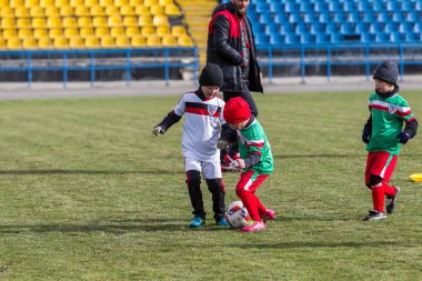 Odessa, Ukrayna 0 1 Nisan 2018: genç çocuklar için oyun spor eğitimi. Futbol futbol çocuklar için oyun. Üniformalı çalıştıran ve futbol oynarken spor kulübü, futbol oyuncuları genç oyuncular