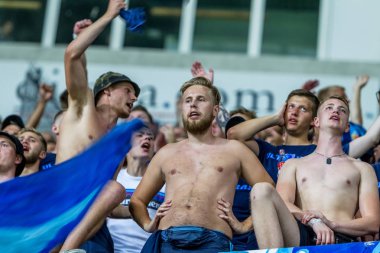 Odessa, Ukrayna - 3 Ağustos 2018: duygusal futbol taraftarları destek ekibi stadyumunda futbol kulübü Djurgardens Eğer İsveç oyun Uefa Avrupa Ligi oyun sırasında. Kalabalık futbol taraftarları Stadyumu futbol