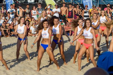 Odessa, Ukrayna - 26 Ağustos 2017: Şampiyonası deniz Festivali sırasında Z-Oyunlar Amigo içinde Ukrayna. Güzel genç spor kızlar amigo festiva kumsalda kumdan gerçekleştirmek