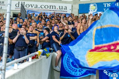 Odessa, Ukrayna - 3 Ağustos 2018: duygusal futbol taraftarları destek ekibi stadyumunda futbol kulübü Djurgardens Eğer İsveç oyun Uefa Avrupa Ligi oyun sırasında. Kalabalık futbol taraftarları Stadyumu futbol