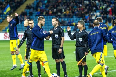 Odessa, Ukrayna -24 Mart 2016: Dostluk maçı (sarı) Ukrayna Millî Futbol takımı ve Kıbrıs (mavi) Milli takımı arasında. Yoğun maç oyun an.