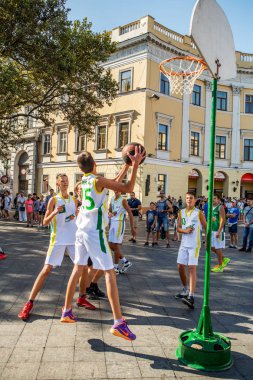 Odessa, Ukrayna -10 Eylül 2016: gençlerin şehir sokak, sokak top oynarken şenlikli seyirci tarafından çevrili. Streetbasketball kasaba Meydanı'nda. Sporcu çocuk basketbol kulübü gösteri performansları
