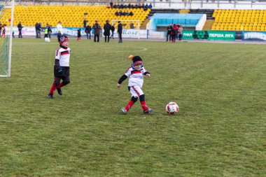 Odessa, Ukrayna 0 1 Nisan 2018: genç çocuklar için oyun spor eğitimi. Futbol futbol çocuklar için oyun. Üniformalı çalıştıran ve futbol oynarken spor kulübü, futbol oyuncuları genç oyuncular