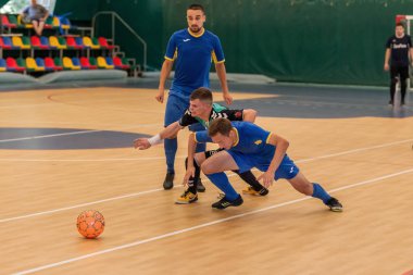 Odessa, Ukrayna - 28 Temmuz 2018: Tanımlanamayan yerel takım parke zemin üzerinde futsal turnuvasında mini-futbol oynayan oyuncuların