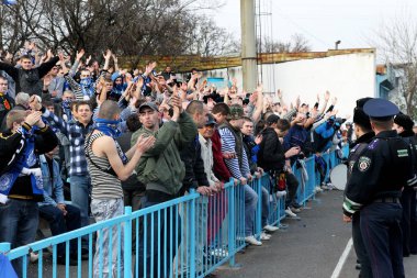 Odessa, Ukrayna - 14 Kasım 2010: Polis, kırık Kürsüsü, kavgalar, oyun alanı üzerinde havai fişek ile oyun sırasında Ultras duygusal futbol hayranları onun takımlarından Chernomorets ayaklandı