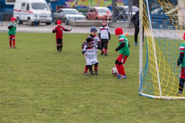 Odessa, Ukrayna 0 1 Nisan 2018: genç çocuklar için oyun spor eğitimi. Futbol futbol çocuklar için oyun. Üniformalı çalıştıran ve futbol oynarken spor kulübü, futbol oyuncuları genç oyuncular