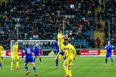 Odessa, Ukrayna -24 Mart 2016: Dostluk maçı (sarı) Ukrayna Millî Futbol takımı ve Kıbrıs (mavi) Milli takımı arasında. Yoğun maç oyun an.