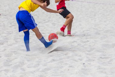Odessa, Ukrayna -15 Ağustos 2015: Şampiyonası Ukrayna plaj futbolu Langeron plajda amatör kadınlar arasında üzerinde. Bayanlar futbol. Futbol kum üzerinde