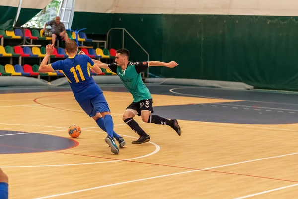 乌克兰奥德萨 2018年7月28日 当地球队的不明球员在镶木地板上参加五人制足球锦标赛 — 图库照片