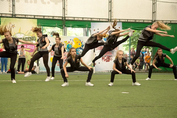 オデッサ ウクライナ 2015 チアリーディング選手権ウクライナの子どもたち 美しい明るい Sportin 児ダンス フォーム Pakazyvayut のスキル — ストック写真
