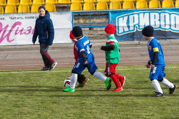 オデッサ ウクライナ 2018 若い子供のためのゲームのスポーツのトレーニング サッカー子供のためのゲーム スポーツ クラブの制服 実行し サッカーでサッカー選手の若手選手 — ストック写真