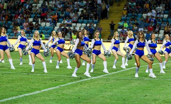 Odessa, Ukrayna - 15 Haziran 2017: Güzel genç kızlar amigo takımının performansını Futbol Şampiyonası açılış sırasında. Takım performansı amigo Stadyumu'nun çim sahada