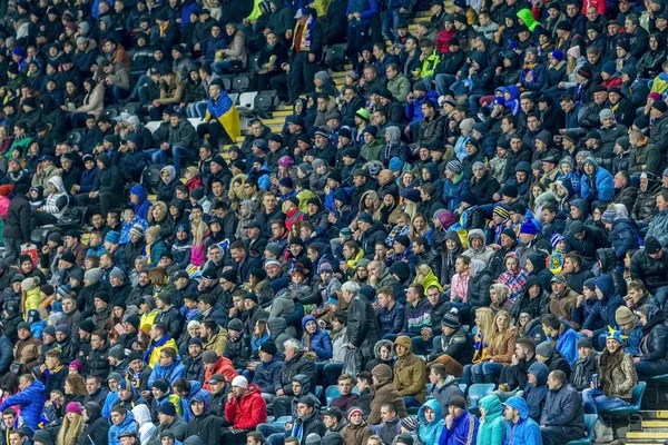 オデッサ ウクライナ 2016 フットボールのファンおよびスタジアムのスタンドで見物人感情的にチームをサポート ウクライナ キプロスの全国代表チームのマッチの間に — ストック写真