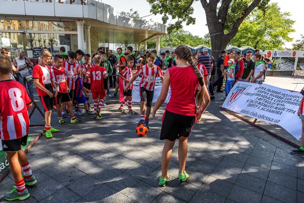 Οδησσός Ουκρανία Σεπτεμβρίου Μικρά Παιδιά Παίζουν Μίνι Ποδόσφαιρο Στην Πόλη — Φωτογραφία Αρχείου